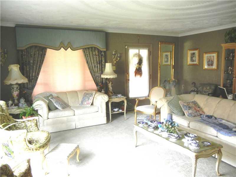 724 Fallen Timber Road Elizabeth, PA 15037 - Photo 13 of 25 Living Room.