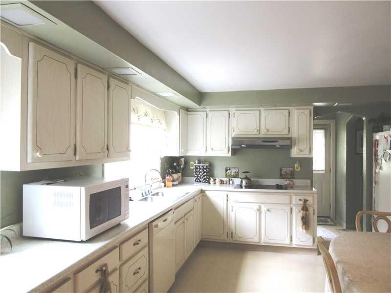 724 Fallen Timber Road Elizabeth, PA 15037 - Photo 7 of 25 Kitchen. Bright and Sunny Kitchen