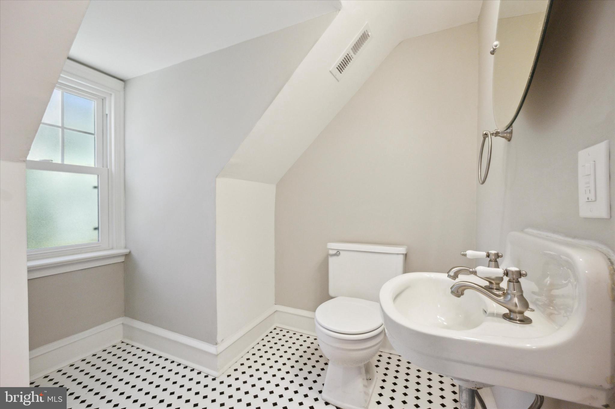 507 Murdoch Road Philadelphia, PA 19119 - Photo 35 of 51 3rd Floor Bathroom