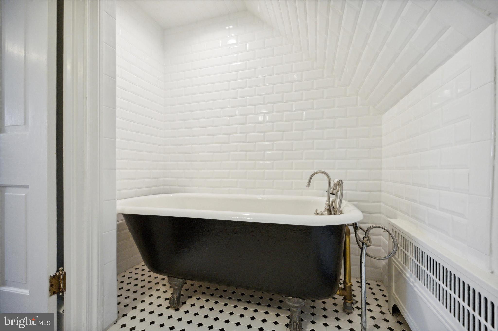 507 Murdoch Road Philadelphia, PA 19119 - Photo 36 of 51 3rd Floor Bathroom