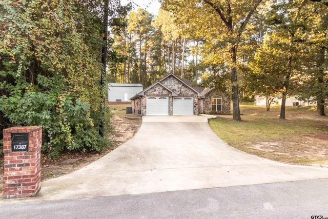 a view of backyard of the house