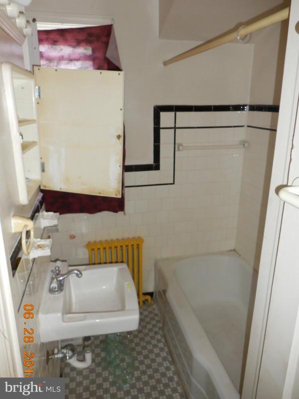 772 Charing Cross Road Baltimore, MD 21229 - Photo 5 of 9 Bath