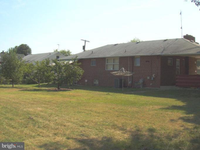 172 Dale Road Pasadena, MD 21122 - Photo 2 of 7 100X125 LEVEL YARD