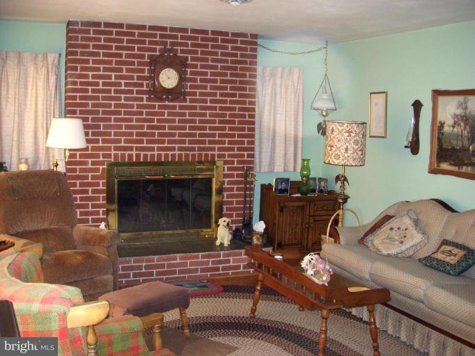 172 Dale Road Pasadena, MD 21122 - Photo 3 of 7 COZY AND COMFORTABLE