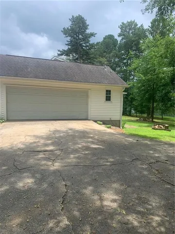 a view of a yard with a house