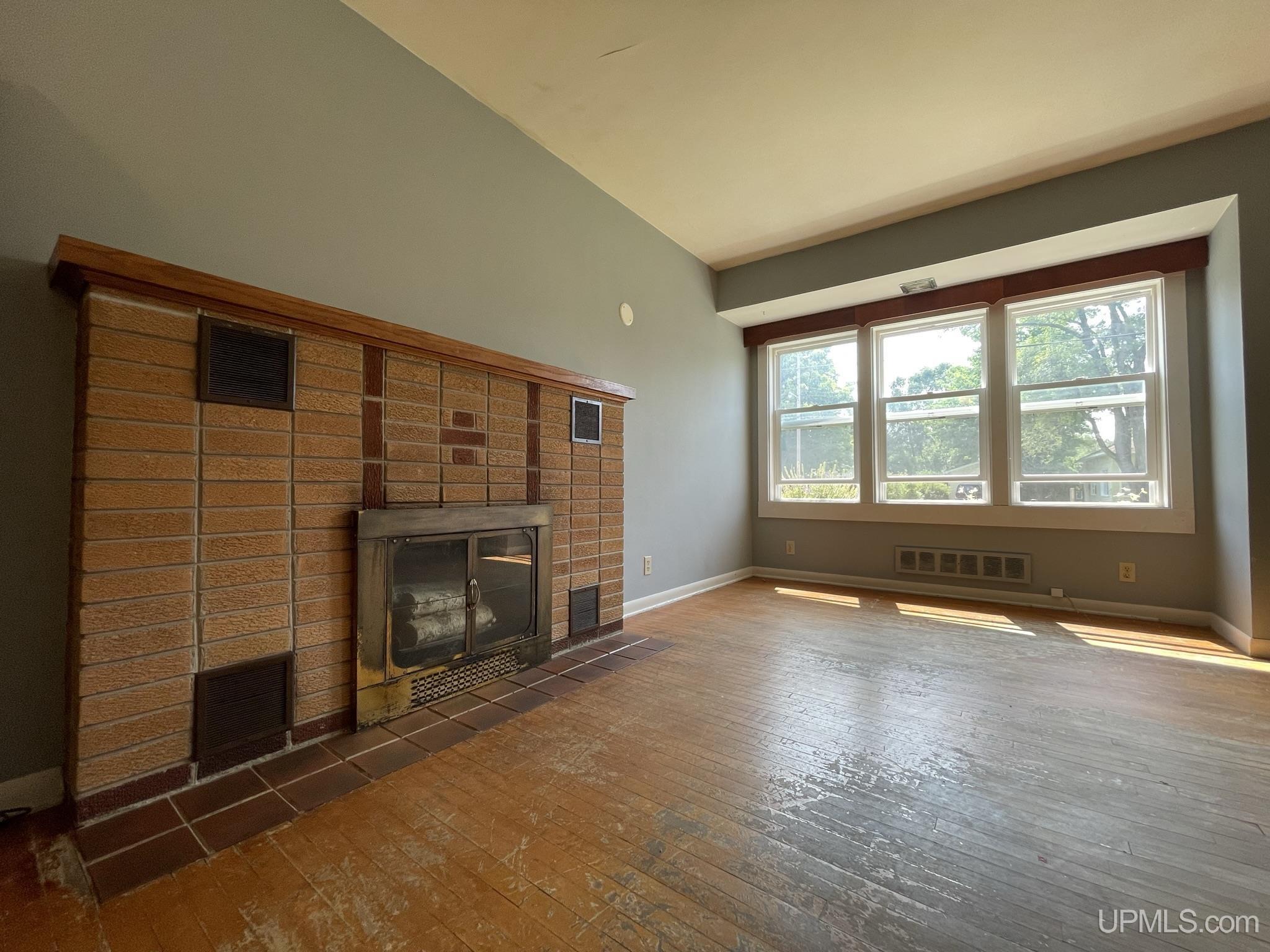 102 West Fall Street L'Anse, MI 49946 - Photo 3 of 43