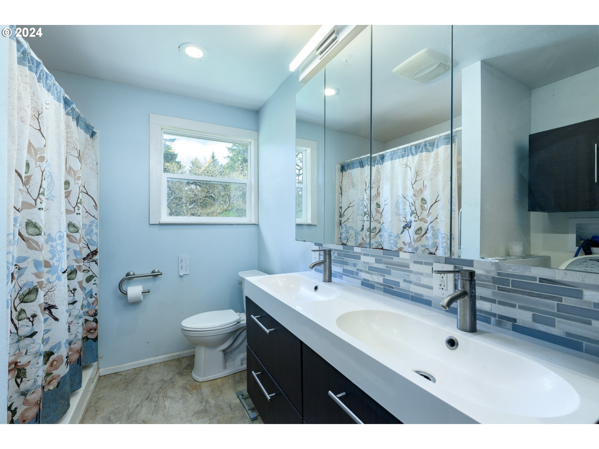 26130 Southwest Chehalem Station Road Sherwood, OR 97140 - Photo 12 of 45 Bathroom