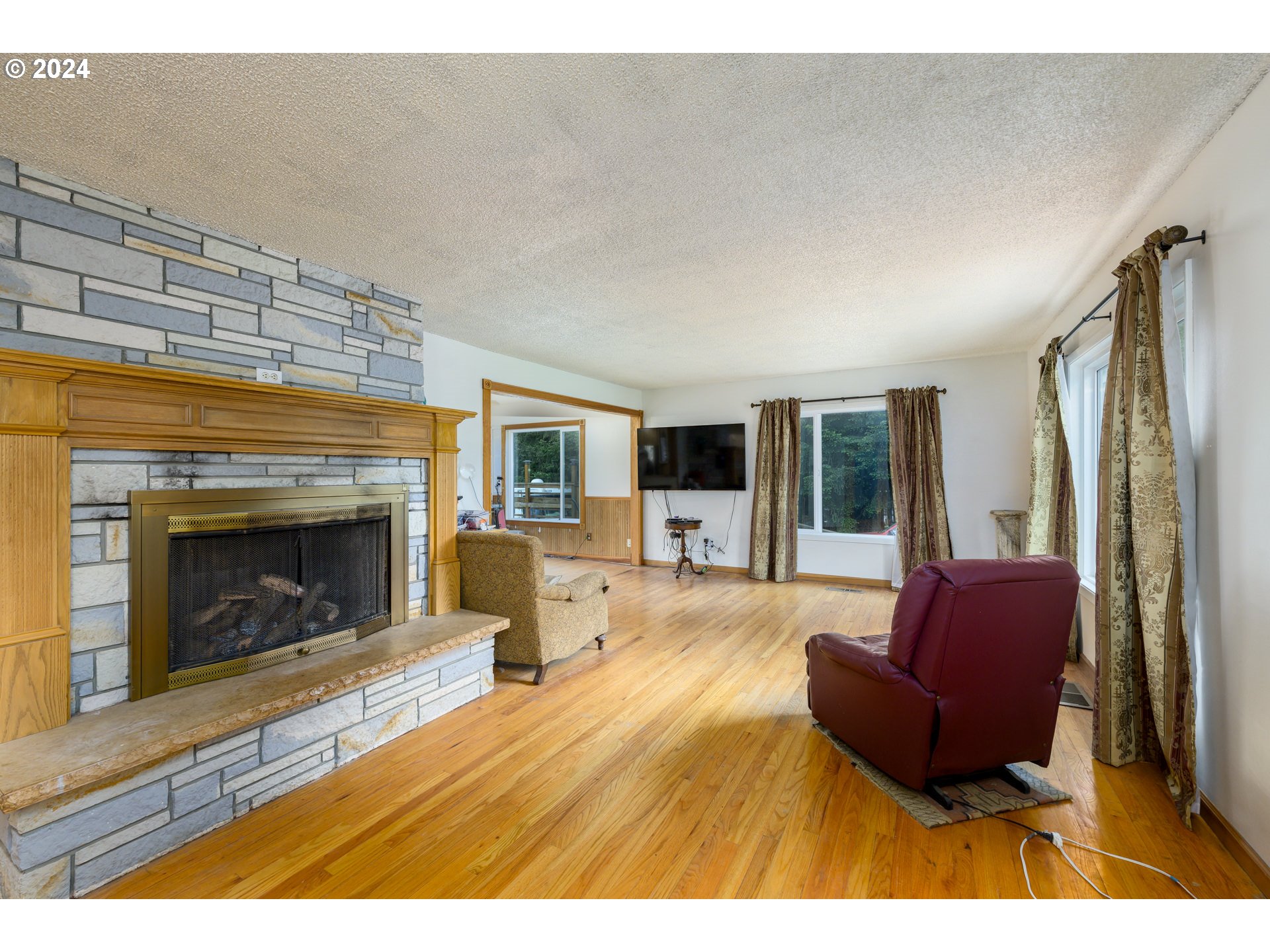 26130 Southwest Chehalem Station Road Sherwood, OR 97140 - Photo 5 of 45 Living Room