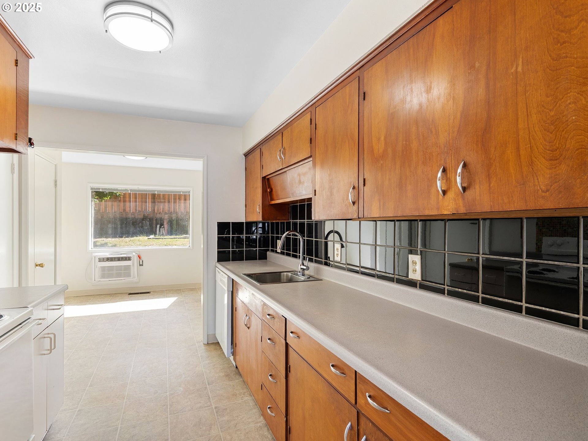 3718 Southeast 40th Avenue Portland, OR 97202 - Photo 11 of 41