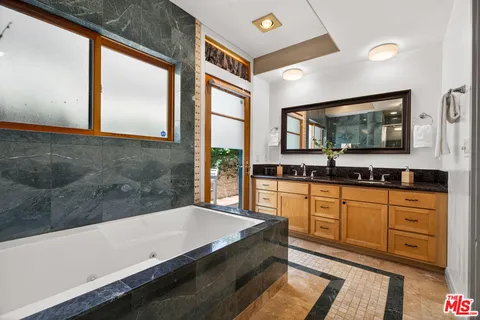$2,500,000 | 2411 4th Street, Unit 2, Santa Monica, CA 90405