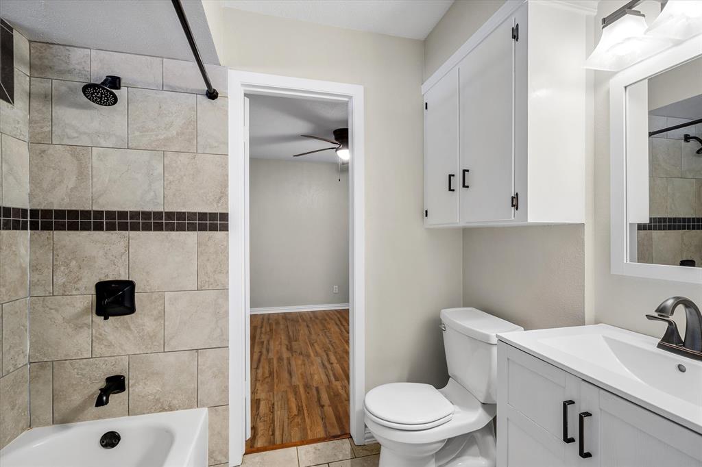 913 Pinson Road Forney, TX 75126 - Photo 13 of 19 Jack & Jill Bathroom