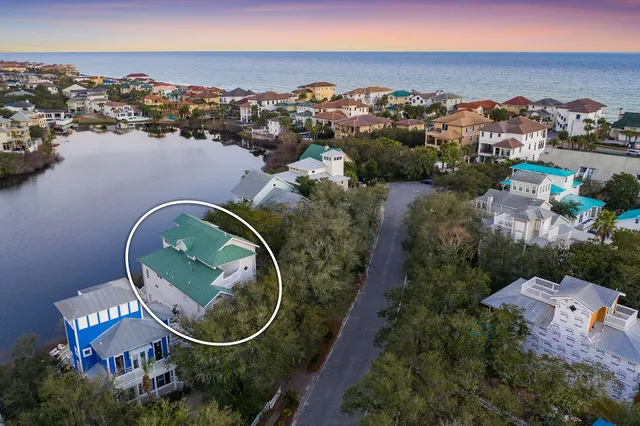 a view of a house with backyard and porch