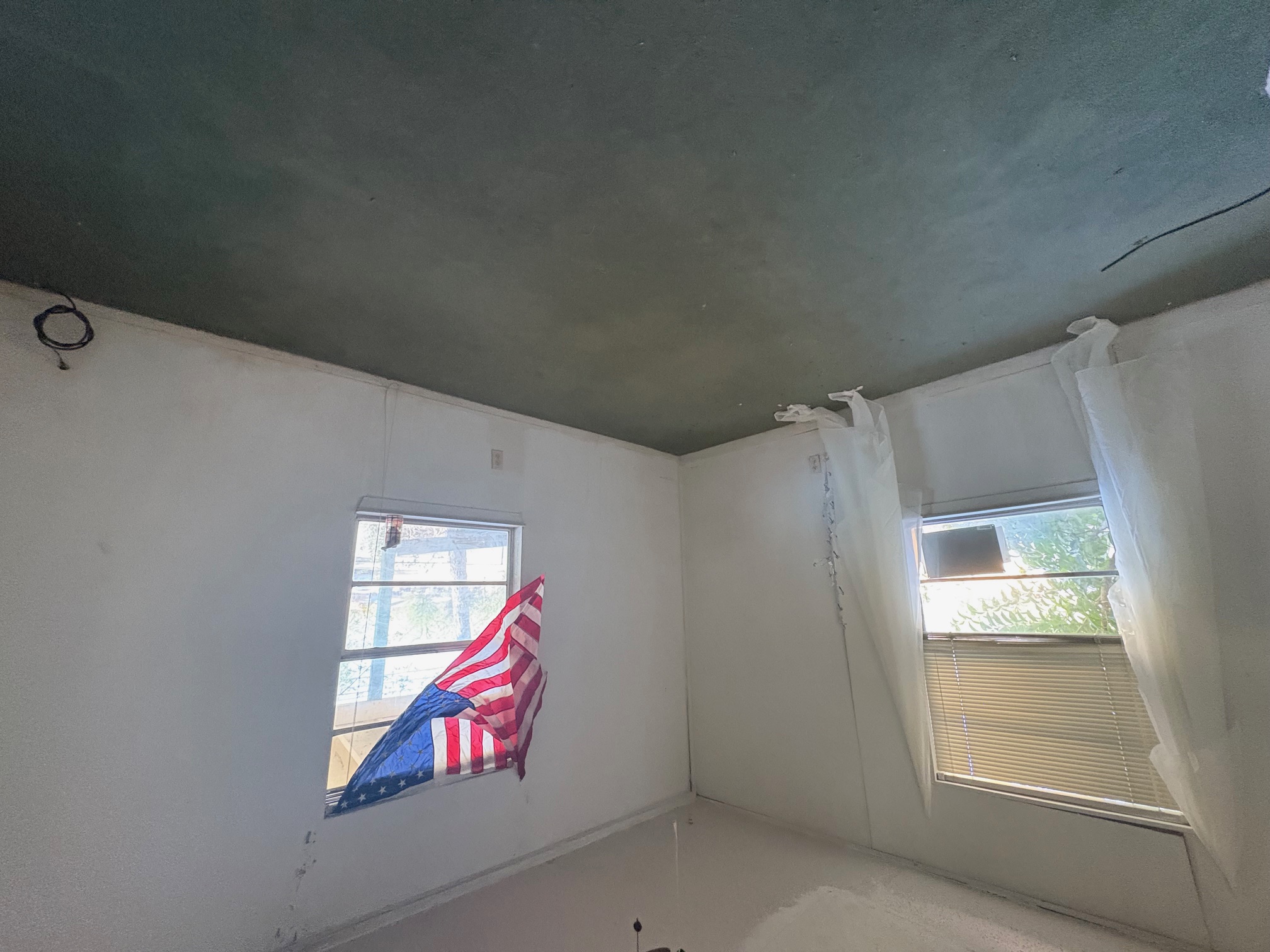 1400 Vargas Road Austin, TX 78741 - Photo 8 of 14 an empty room with windows