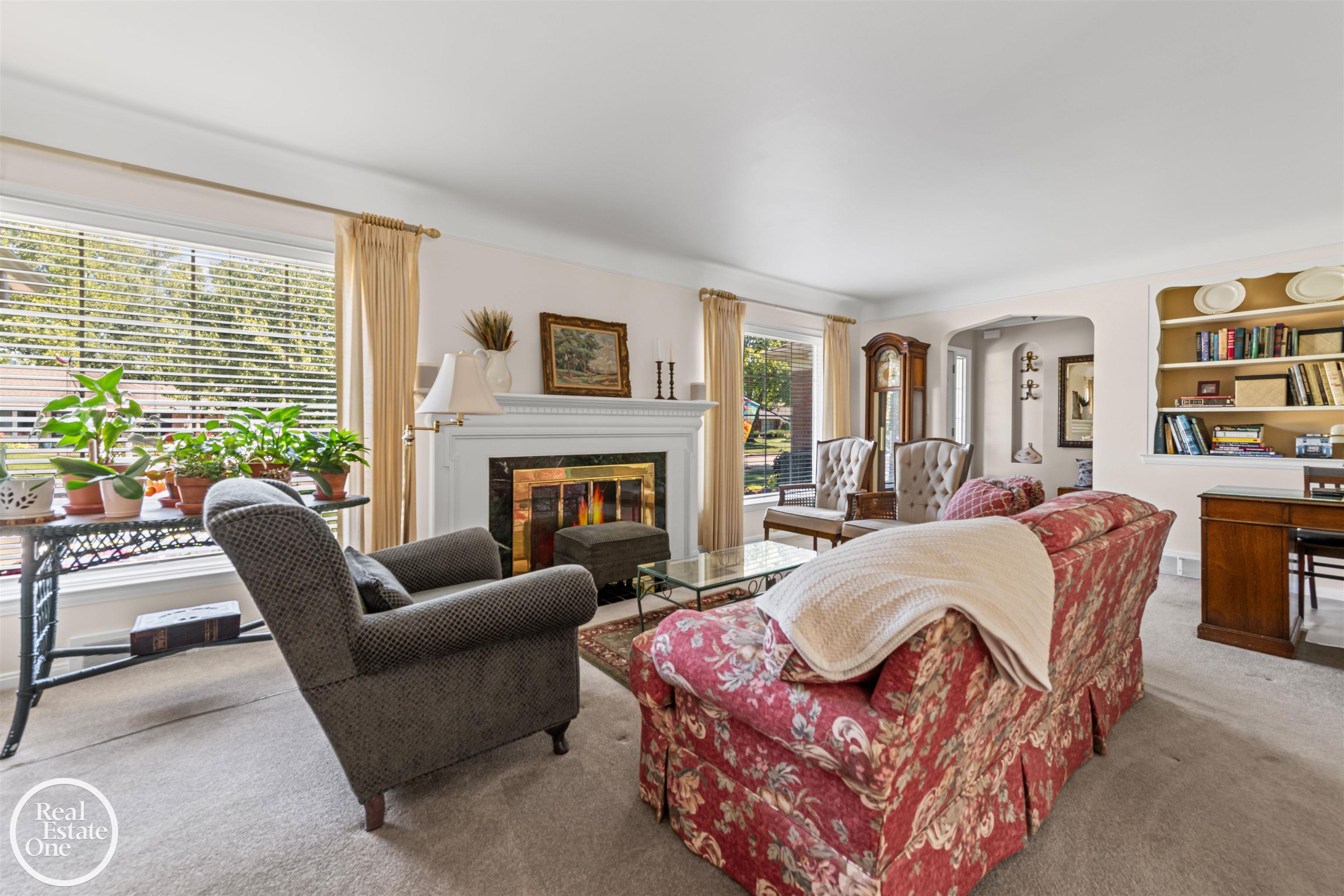 1151 South Renaud Road Grosse Pointe, MI 48236 - Photo 5 of 39 50187085-f14d65f8-80c2-467b-a44c-8f6c25f74d09.JPG