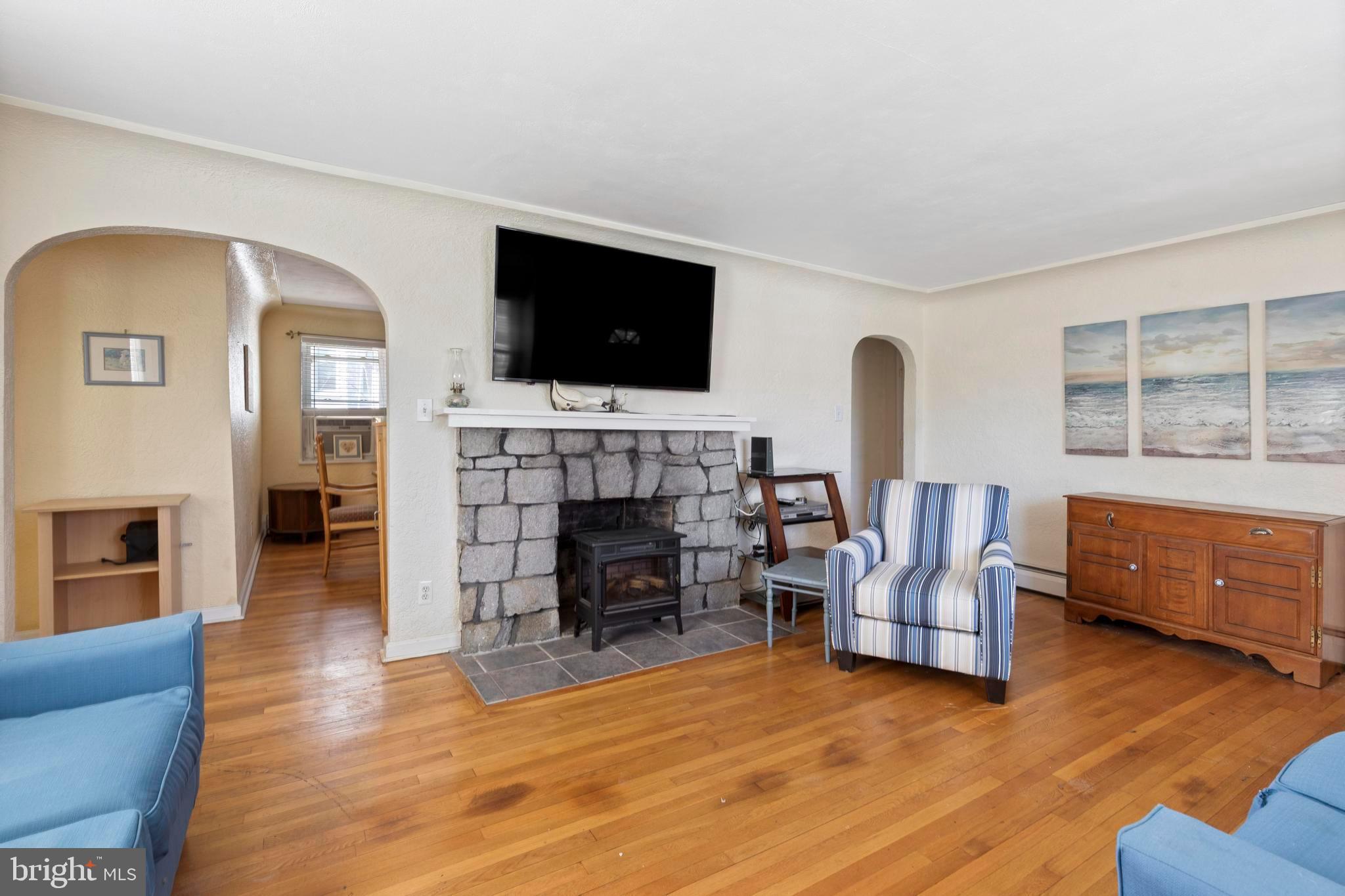 1001 Primos Avenue Secane, PA 19018 - Photo 5 of 27 a living room with furniture and a flat screen tv
