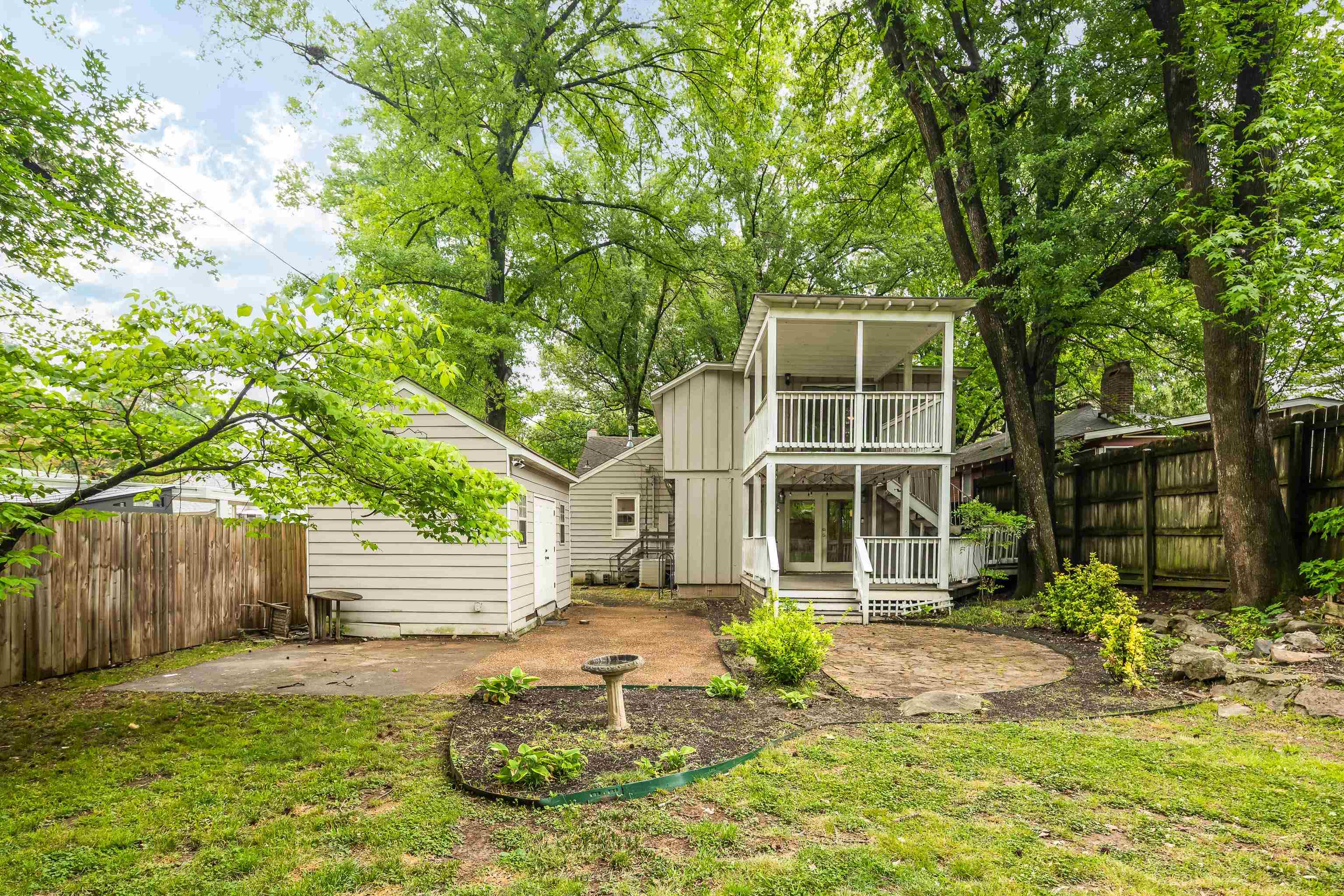 555 South Holmes Street Memphis, TN 38111 - Photo 33 of 40 a front view of a house with garden