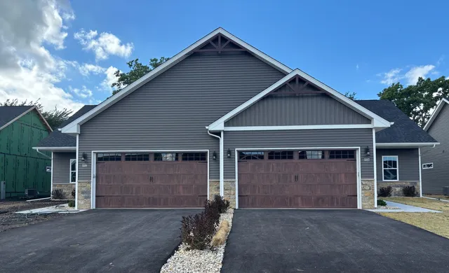 $325,000 | 615 Anjali Court, Sycamore, IL 60178