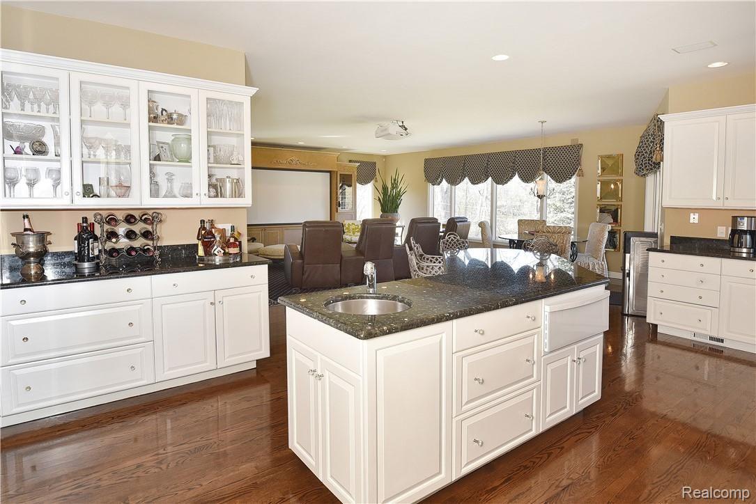 856 North Pemberton Road Bloomfield Hills, MI 48302 - Photo 6 of 33 Large granite island in kitchen