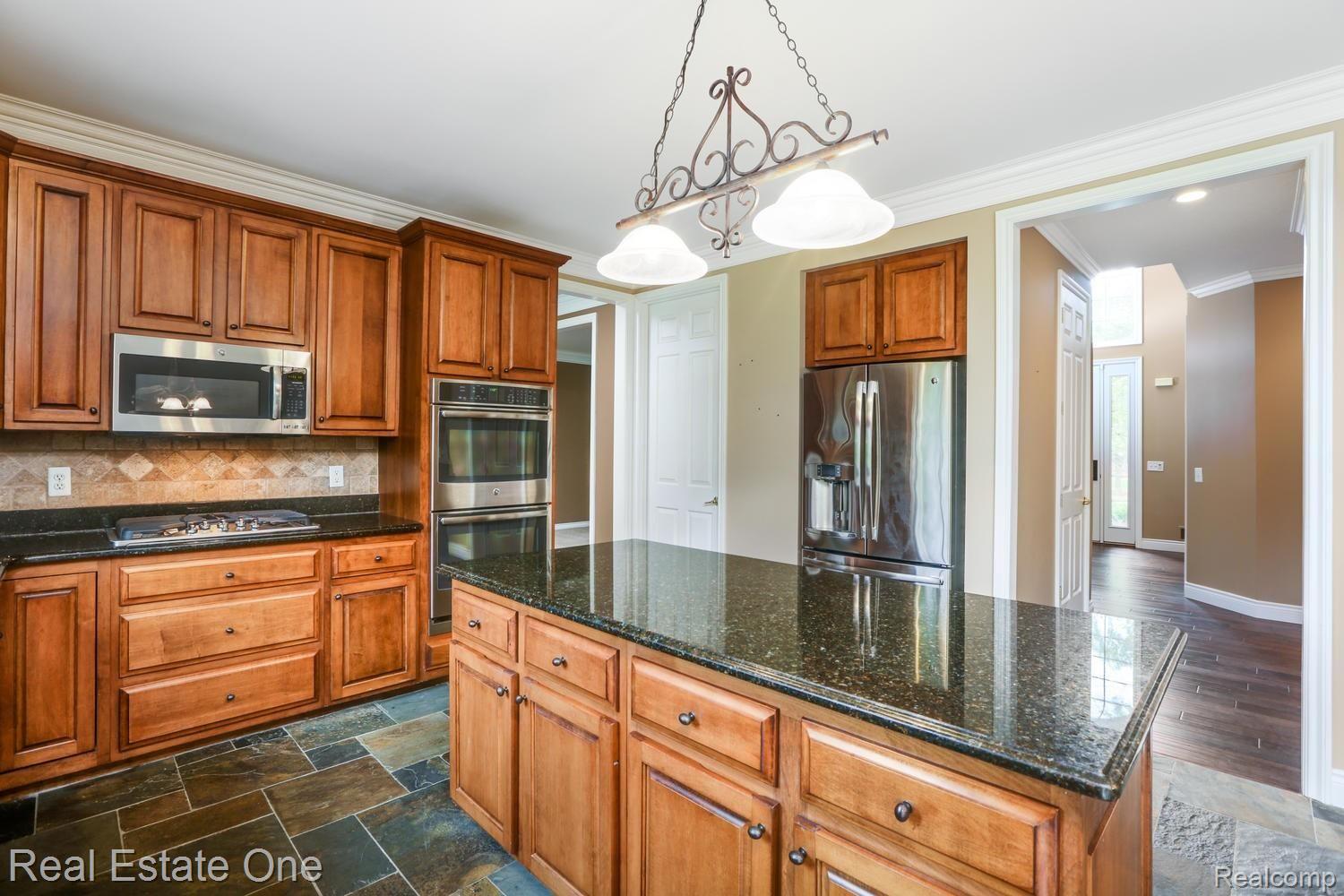 622 Springview Drive Rochester, MI 48307 - Photo 10 of 21 622 Springview Dr Rochester MI-large-012-19-622 Springview Dr Rochester-1500x1000-72dpi.jpg