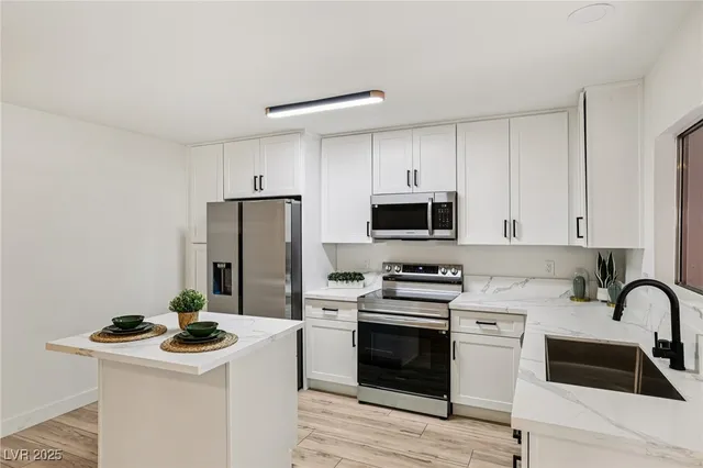 $1,800 | 2414 Paradise Village Way, Las Vegas, NV 89120