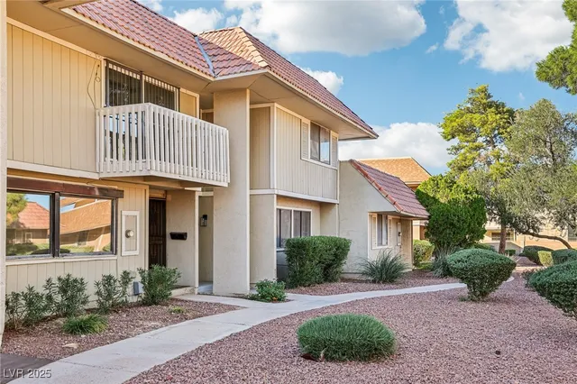 $1,800 | 2414 Paradise Village Way, Las Vegas, NV 89120