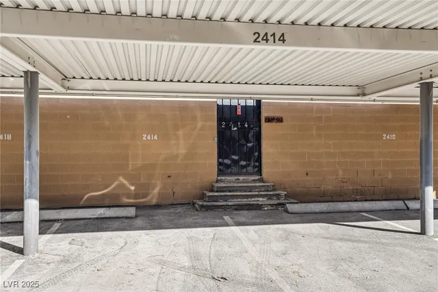 $1,800 | 2414 Paradise Village Way, Las Vegas, NV 89120