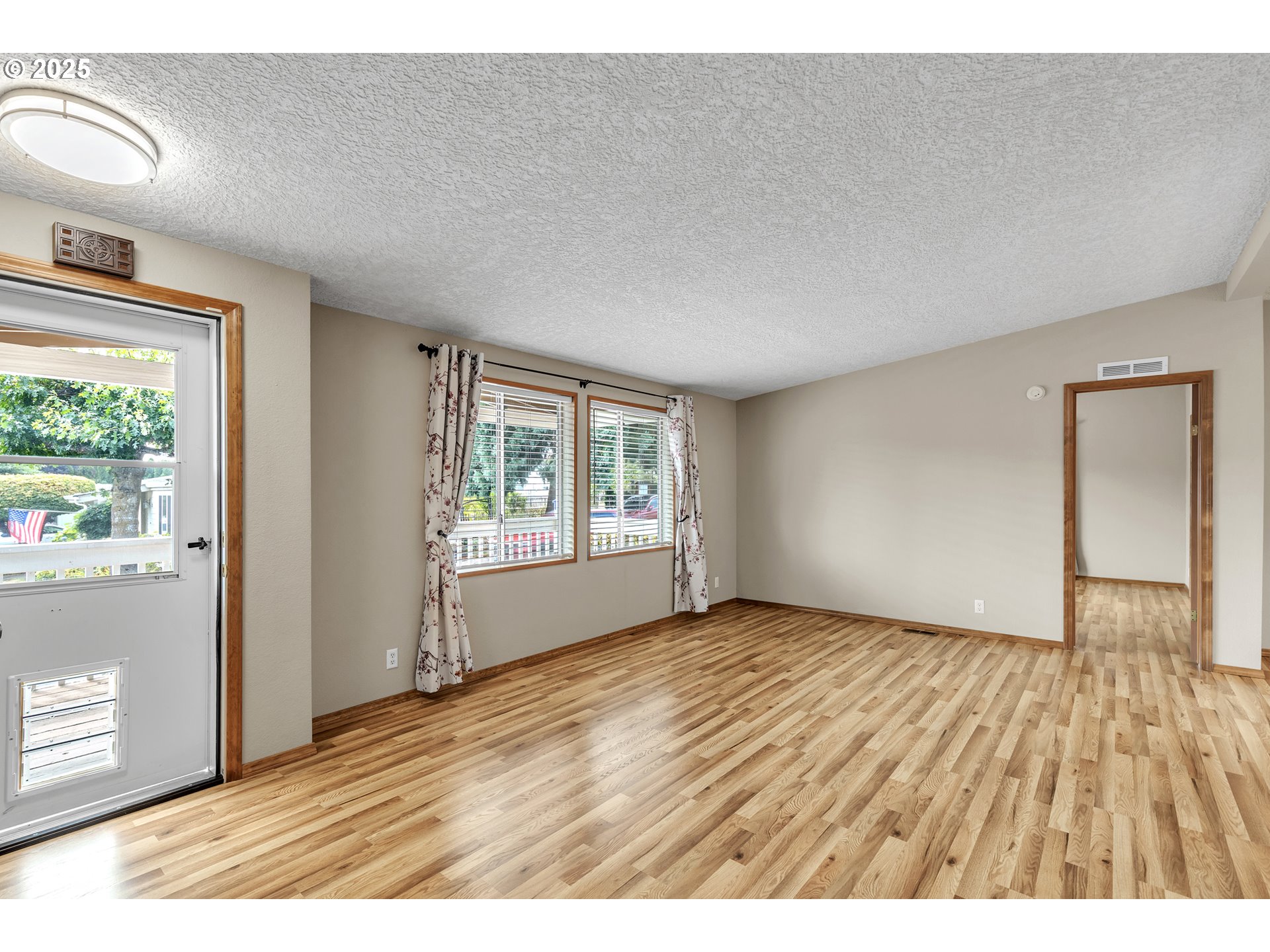 5701 Northeast St Johns Road, Unit 4 Vancouver, WA 98661 - Photo 4 of 28 a view of an empty room and window