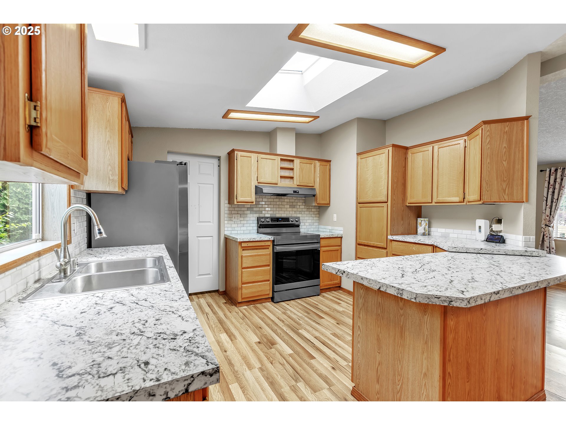 5701 Northeast St Johns Road, Unit 4 Vancouver, WA 98661 - Photo 7 of 28 a kitchen with stainless steel appliances granite countertop a sink stove and refrigerator