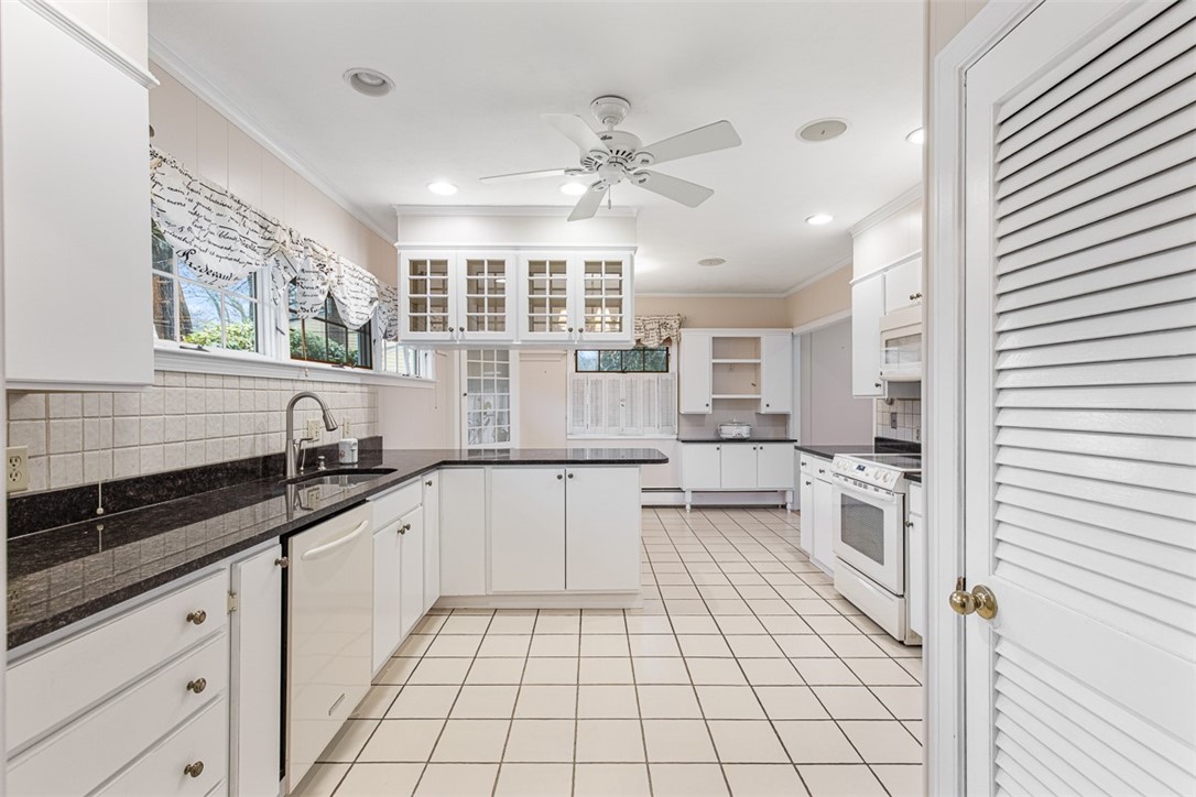 14 Rip Van Winkle Circle Warwick, RI 02886 - Photo 13 of 50