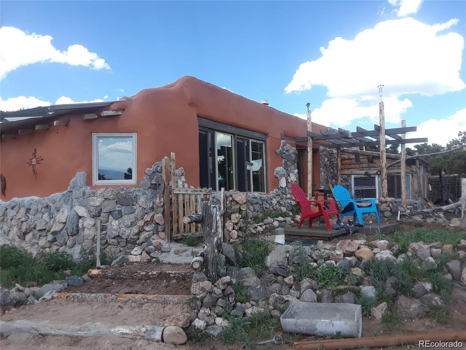 a view of a house with backyard