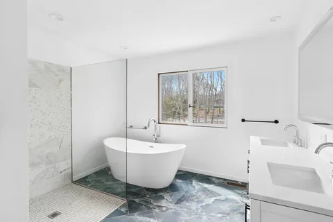 $2,250,000 | 5 Rosemaries Lane, East Hampton, NY 11937