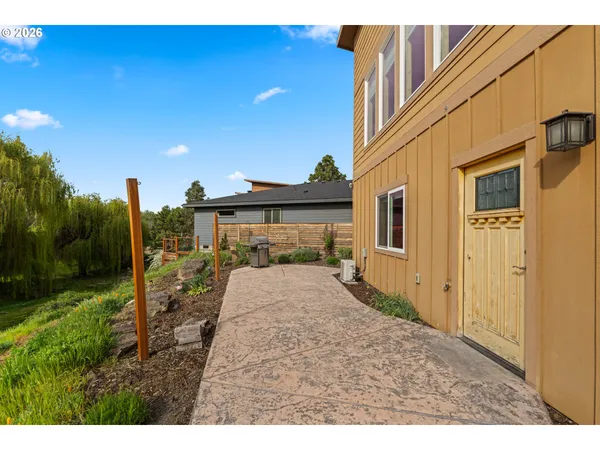a view of a house with backyard