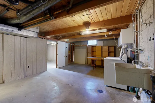 a view of livingroom with furniture