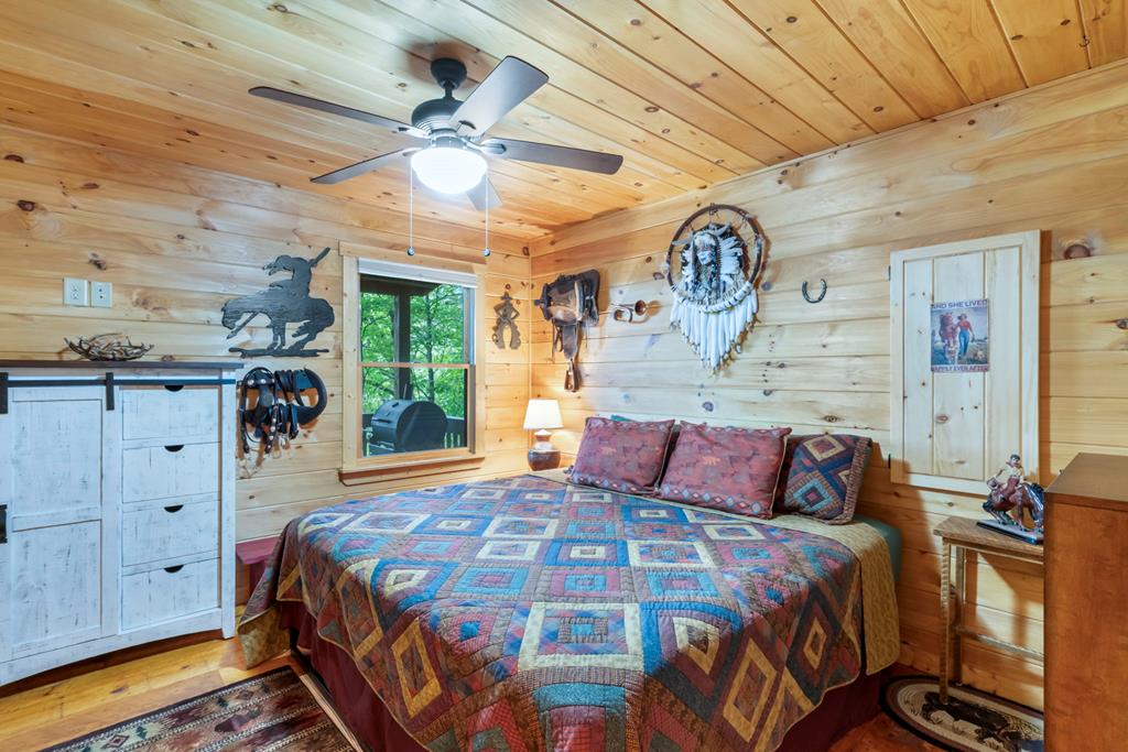205 Copper Mountain Drive Murphy, NC 28906 - Photo 26 of 29 a bedroom with a bed and a clock on the wall