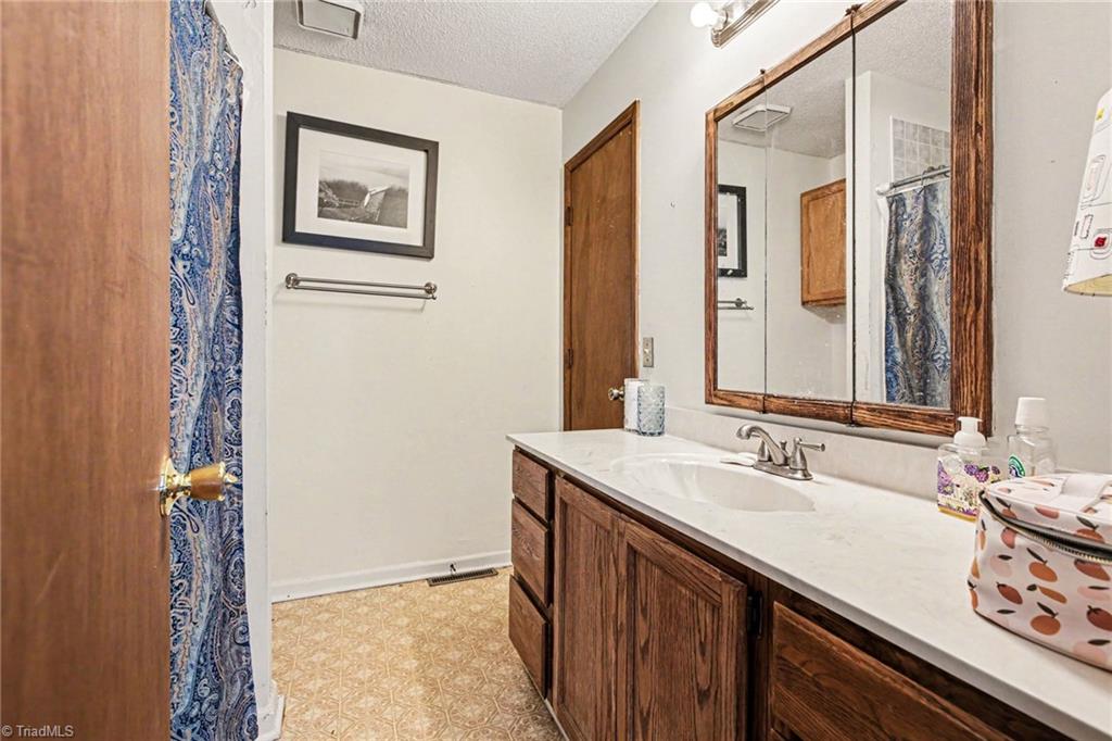 305 Walkertown Guthrie Road Winston-Salem, NC 27101 - Photo 9 of 31