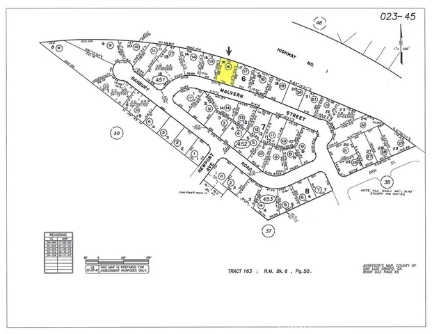 a black and white photo of a room