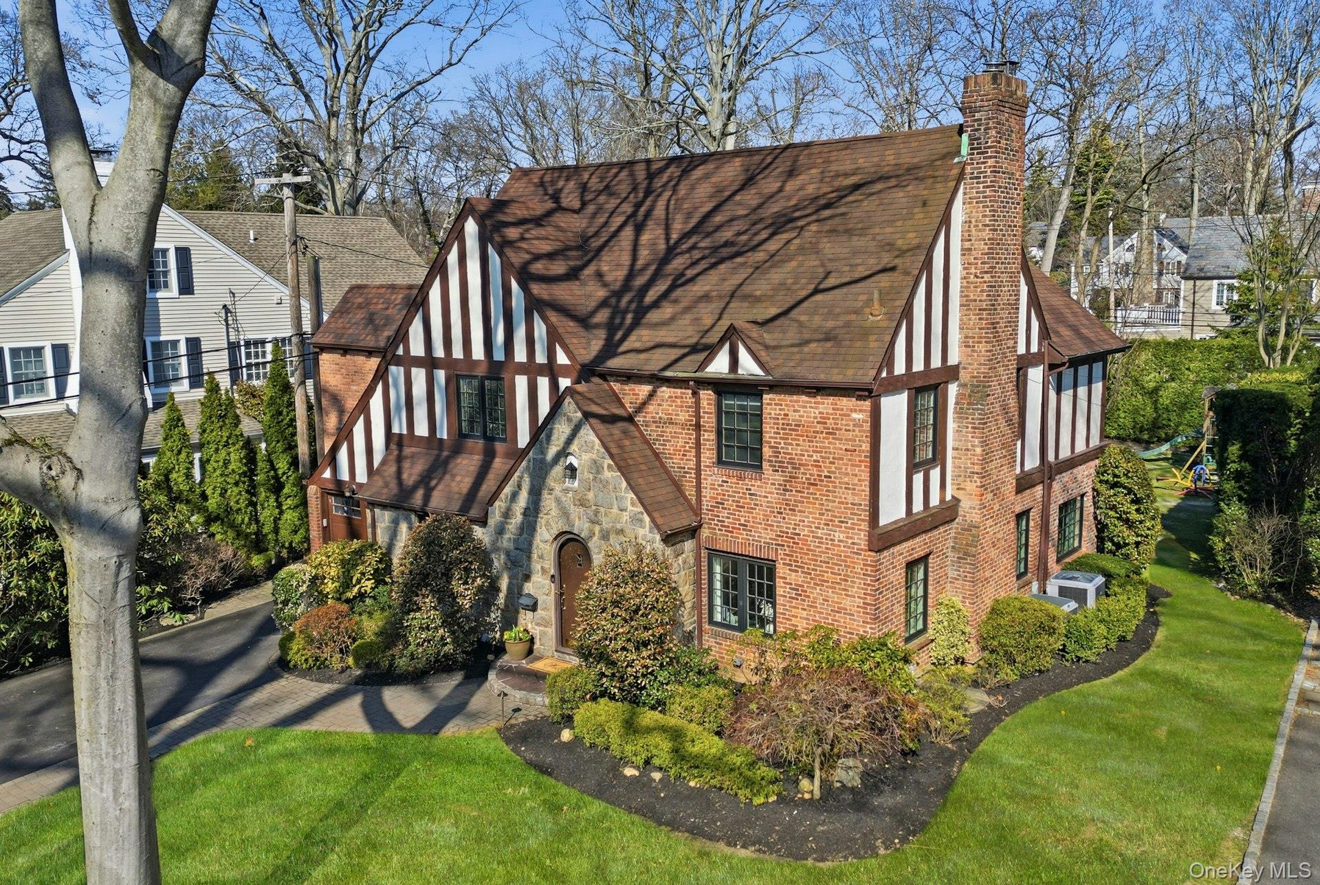 106 Thayer Road Manhasset, NY 11030 - Photo 2 of 40