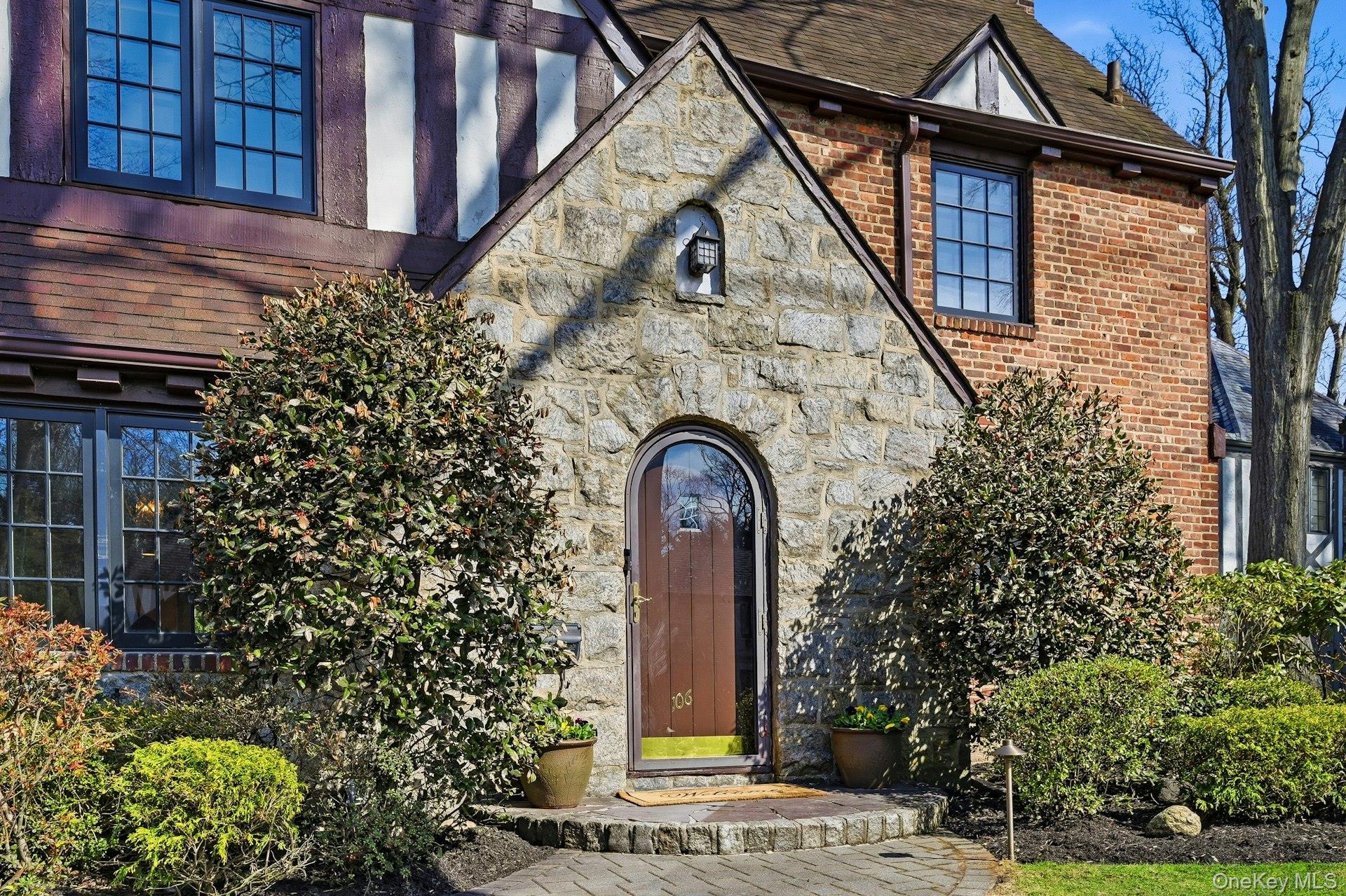 106 Thayer Road Manhasset, NY 11030 - Photo 3 of 40