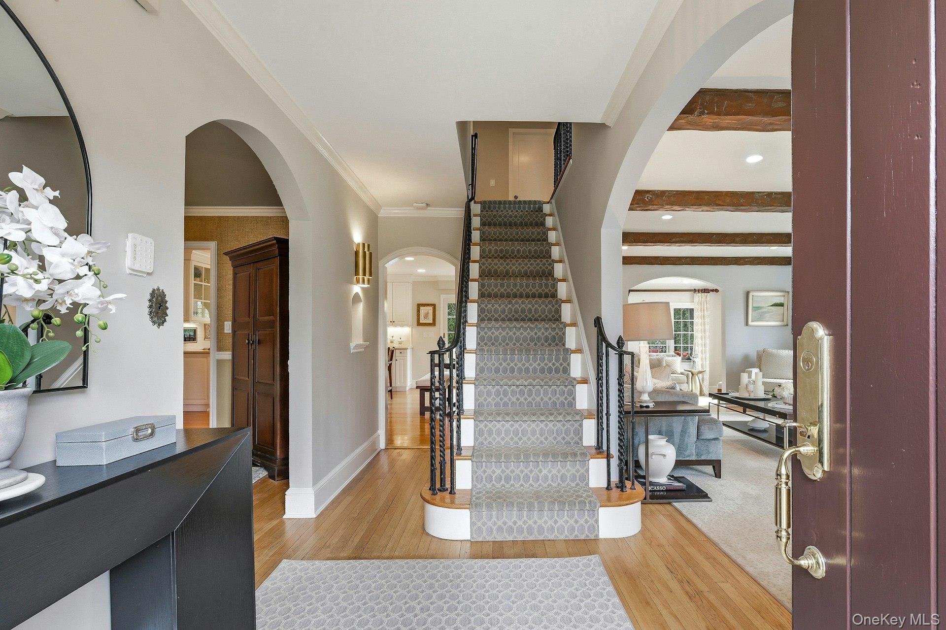 106 Thayer Road Manhasset, NY 11030 - Photo 4 of 40