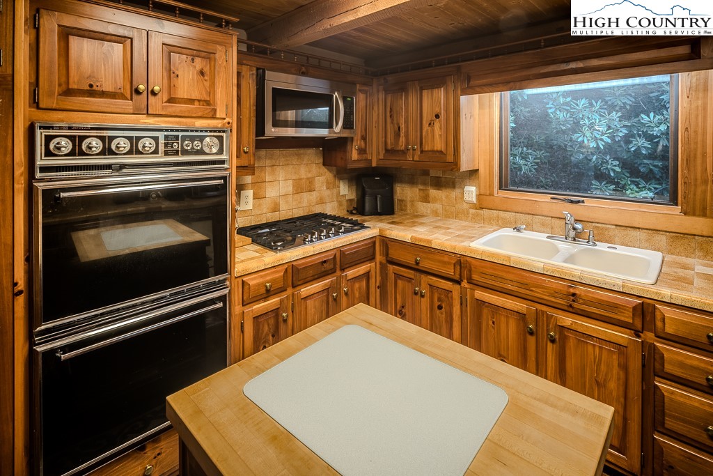 1104 Dogwood Boone, NC 28607 - Photo 9 of 36