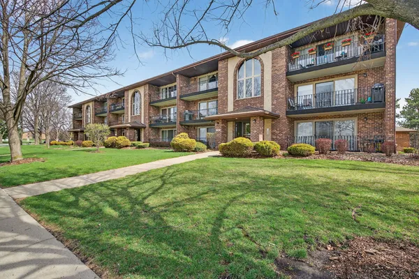 $240,000 | 7545 Sheridan Drive, Unit 23D, Willowbrook, IL 60527