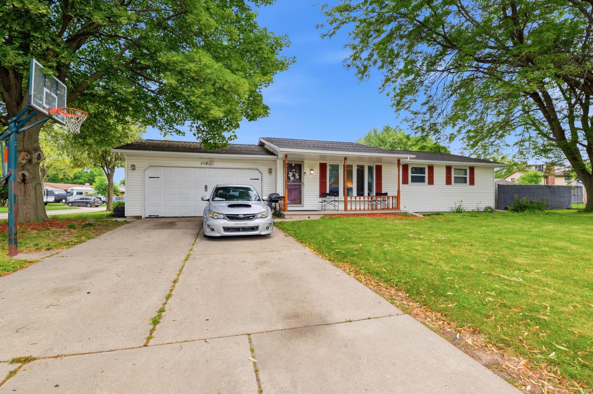 2525 Heather Road Green Bay, WI 54311 - Photo 2 of 27