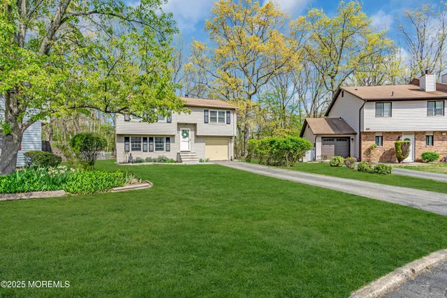 $449,000 | 6 Robin Road, Unit 1000, Howell, NJ 07731