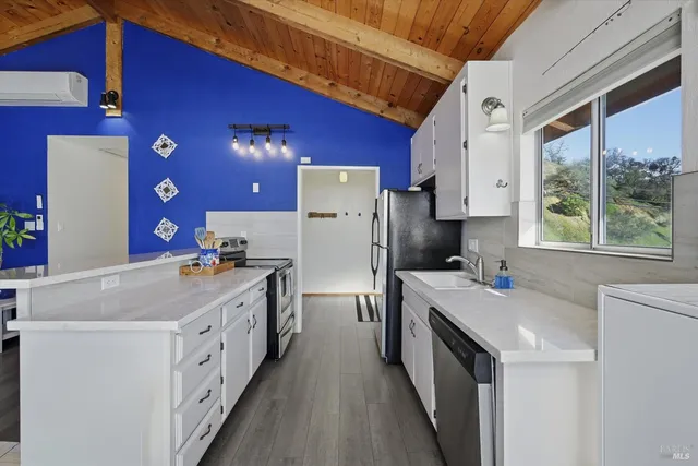 $690,000 | 13319 Lakeshore Drive, Clearlake, CA 95422