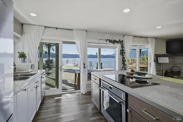 $690,000 | 13319 Lakeshore Drive, Clearlake, CA 95422