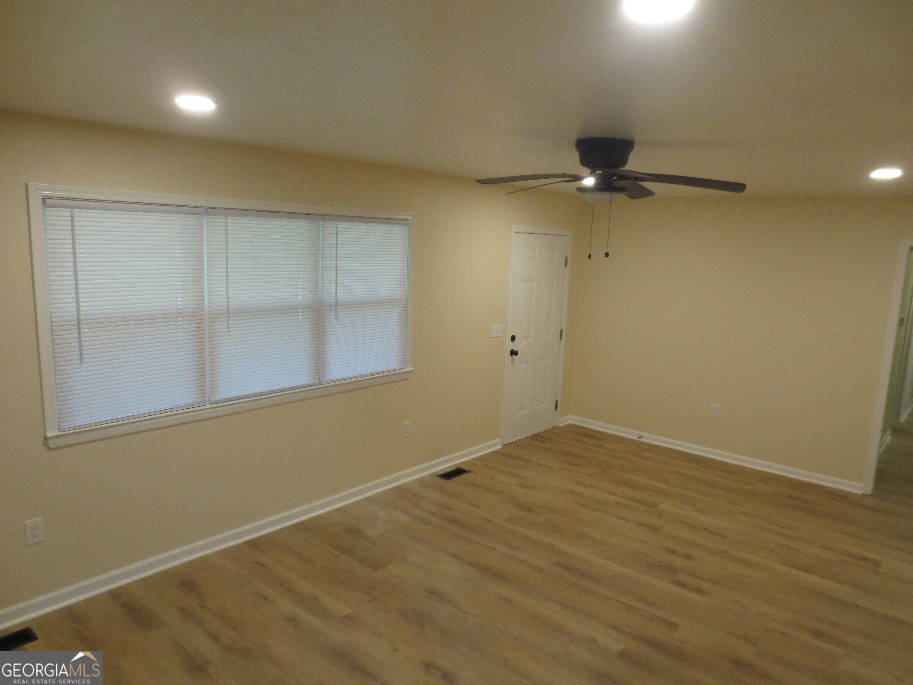 141 Wall Street Warner Robins, GA 31088 - Photo 2 of 16 an empty room with a empty space and a window