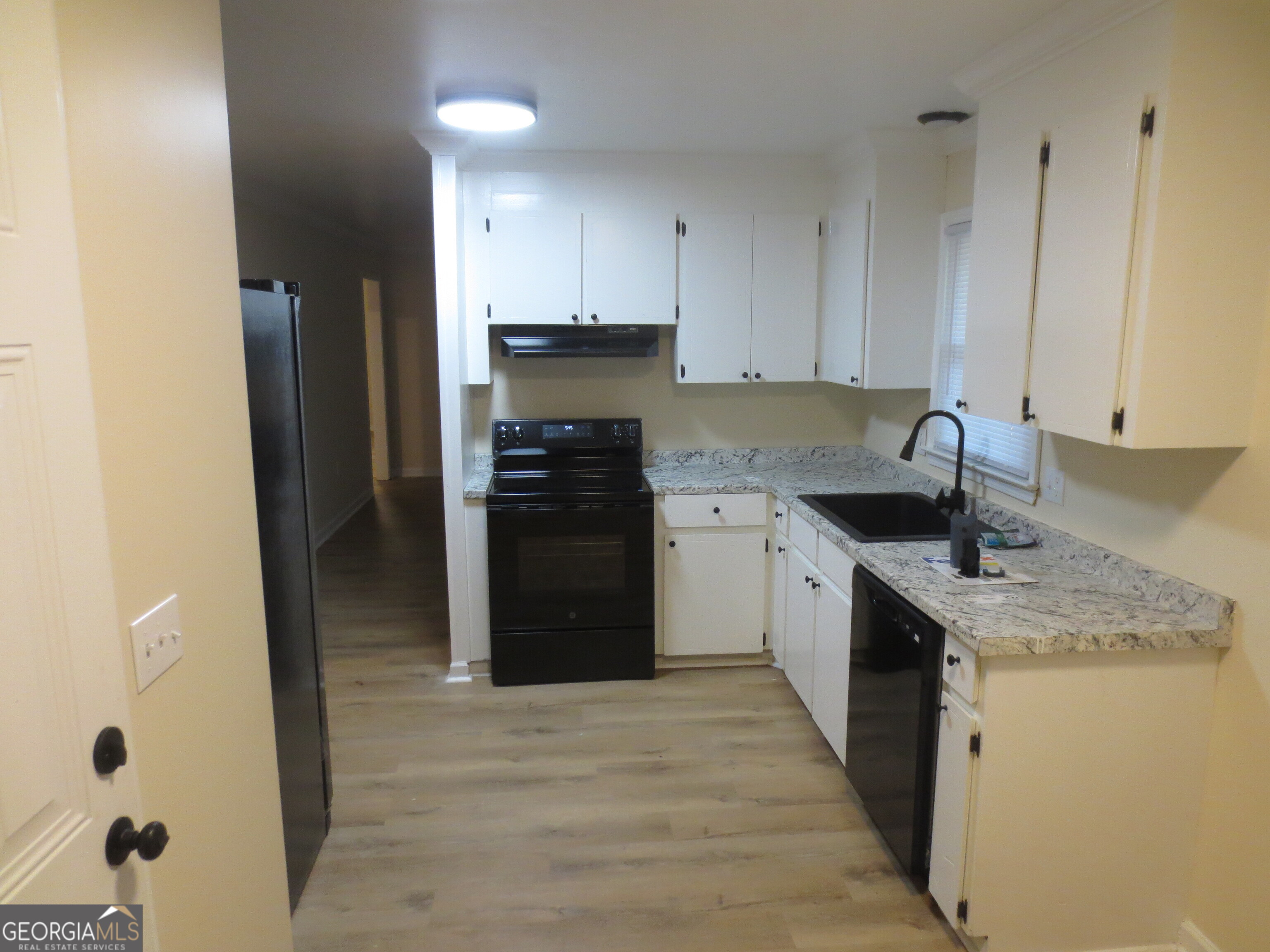 141 Wall Street Warner Robins, GA 31088 - Photo 3 of 16 a kitchen with a sink stove and refrigerator