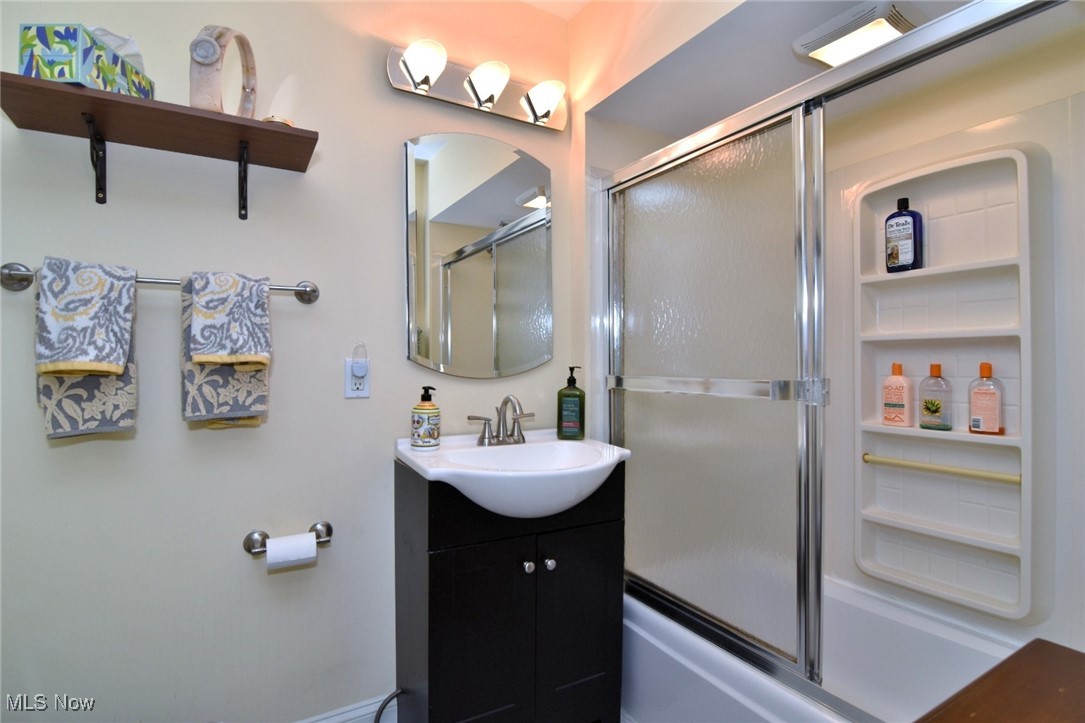 2984 Corydon Road Cleveland, OH 44118 - Photo 30 of 39 Second Floor Full Bathroom