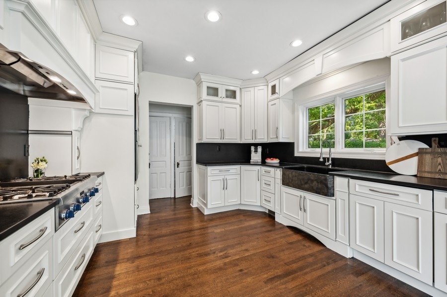 883 Elm Street Winnetka, IL 60093 - Photo 10 of 33