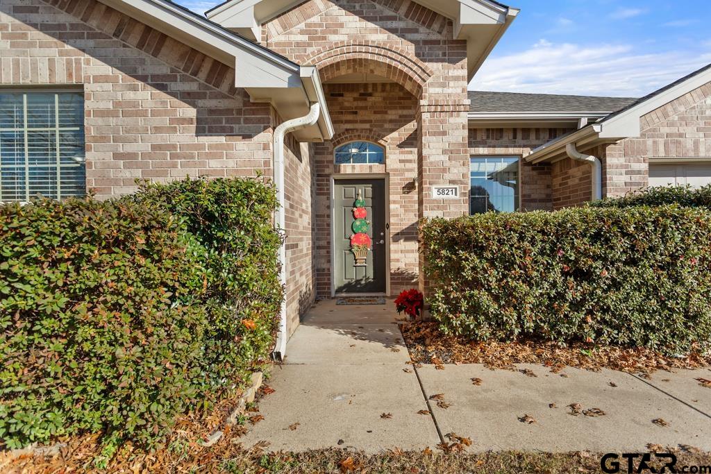 5821 Thompson Place Tyler, TX 75707 - Photo 2 of 34